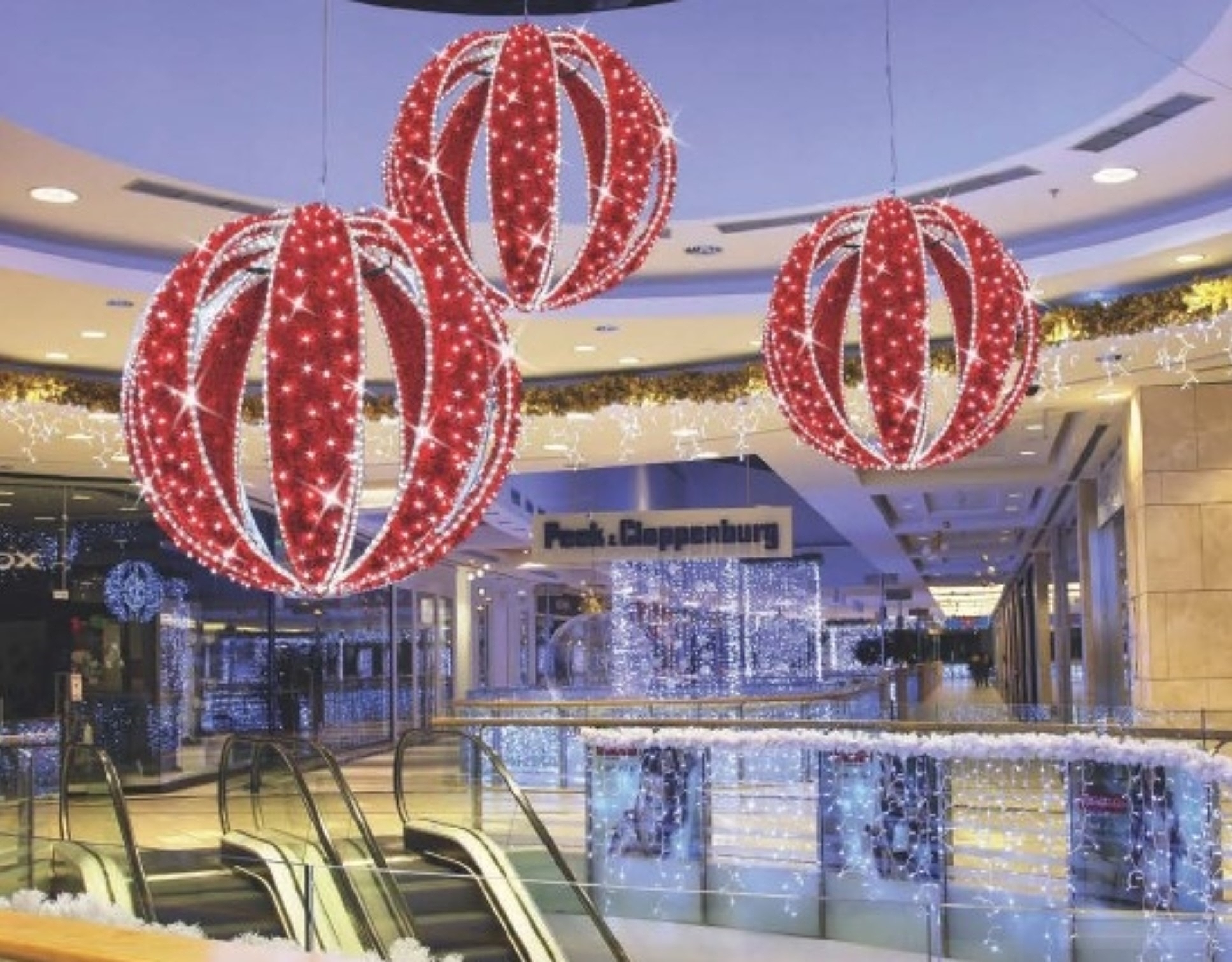 From the entrance to the gaming floor, our Christmas décor and commercial holiday decor arrangements for casinos promise to enhance the festive spirit